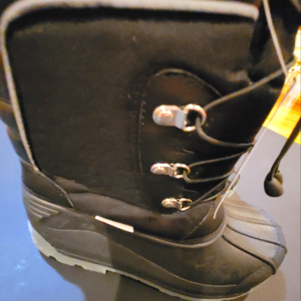 Women's size 8 winter boots.